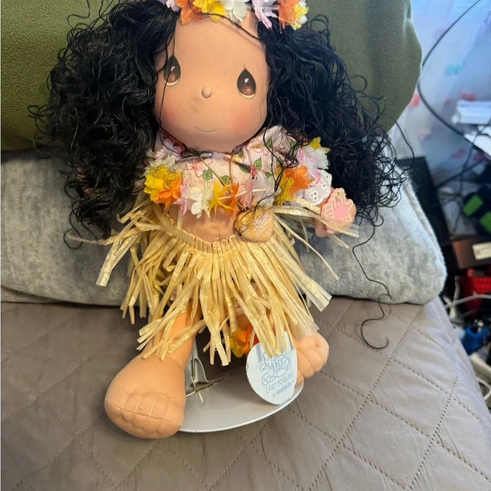 Precious Moments Mahealani Hawaiian Doll Pink Lei Skirt Hawaii with stand